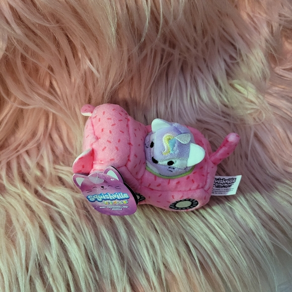 Squishmallow 2 Inch Sharde the Fox Squishville Vehicle - Picture 5 of 7